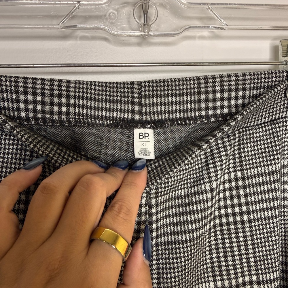Stylish Plaid Women's Pants with Red Stripe - Picture 7 of 9